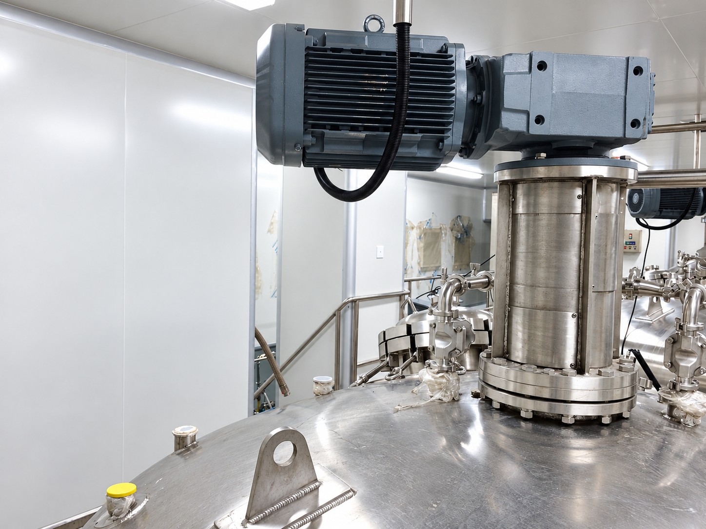 Stainless preparation vessel in a Guangdong infusion-project room