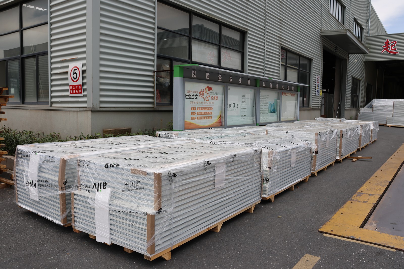 Wrapped panel packs with protective corners on timber pallets