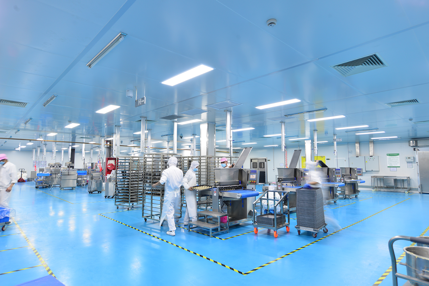 Food production cleanroom with process equipment and operators
